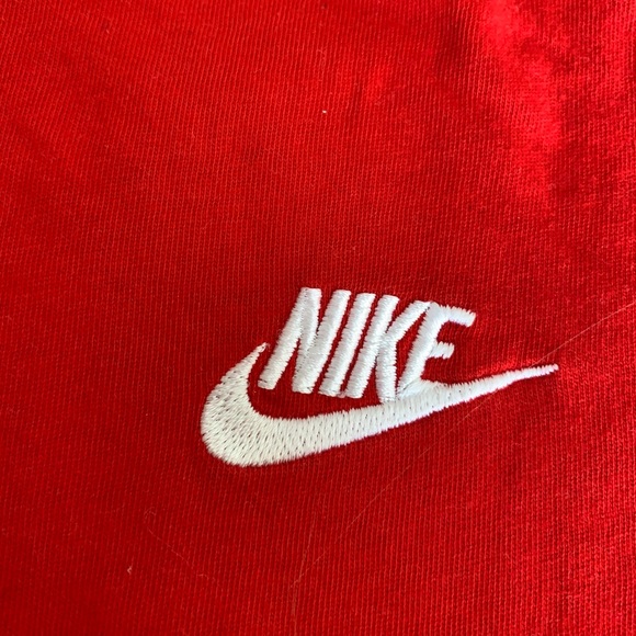 Nike basic tee in red - Picture 2 of 3